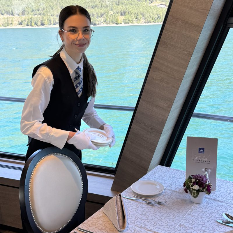 Emma beim Eindecken