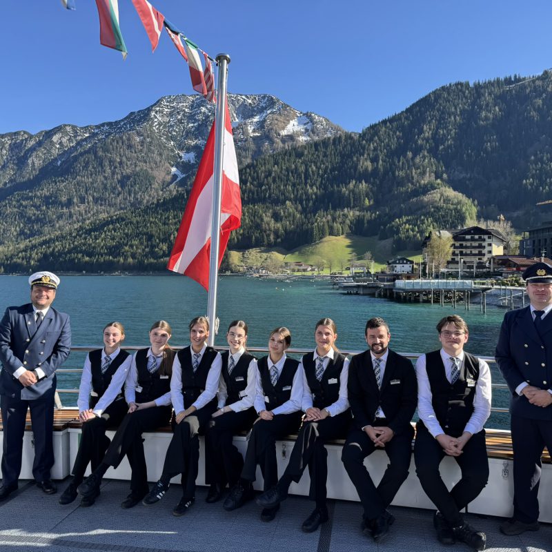 FL Ringl mit Serviceteam und Kapitän